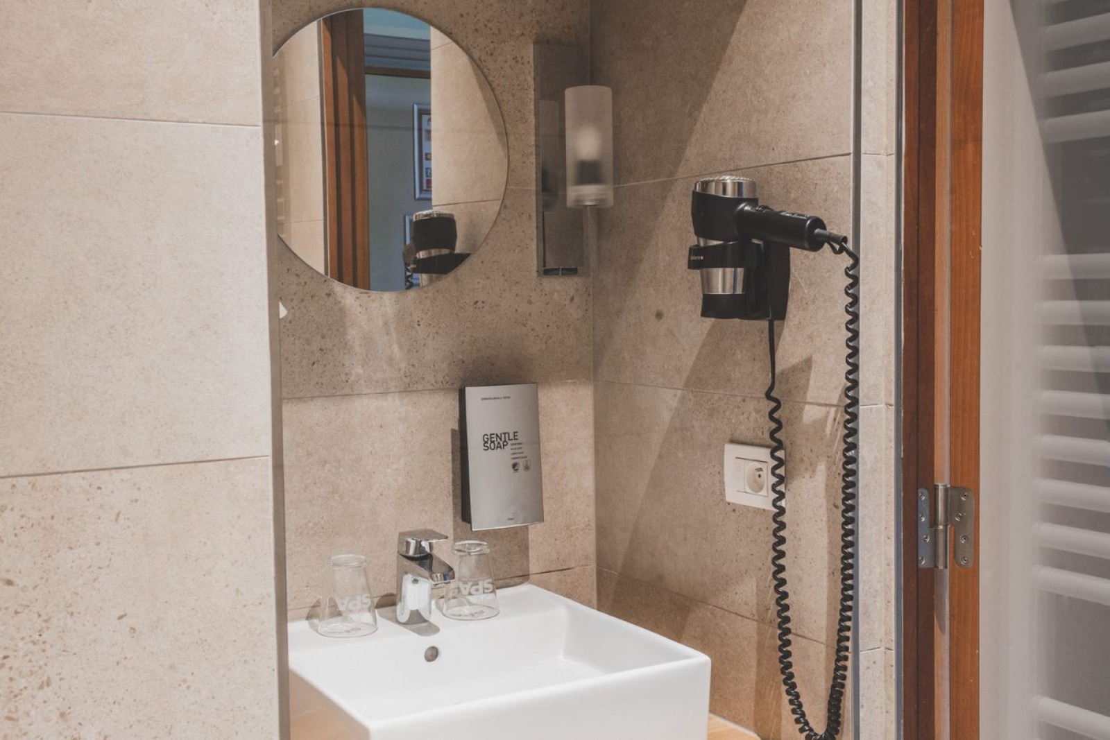 Une salle de bains d'une chambre confort du Domaine de vacances Mont-des-Pins à Durbuy