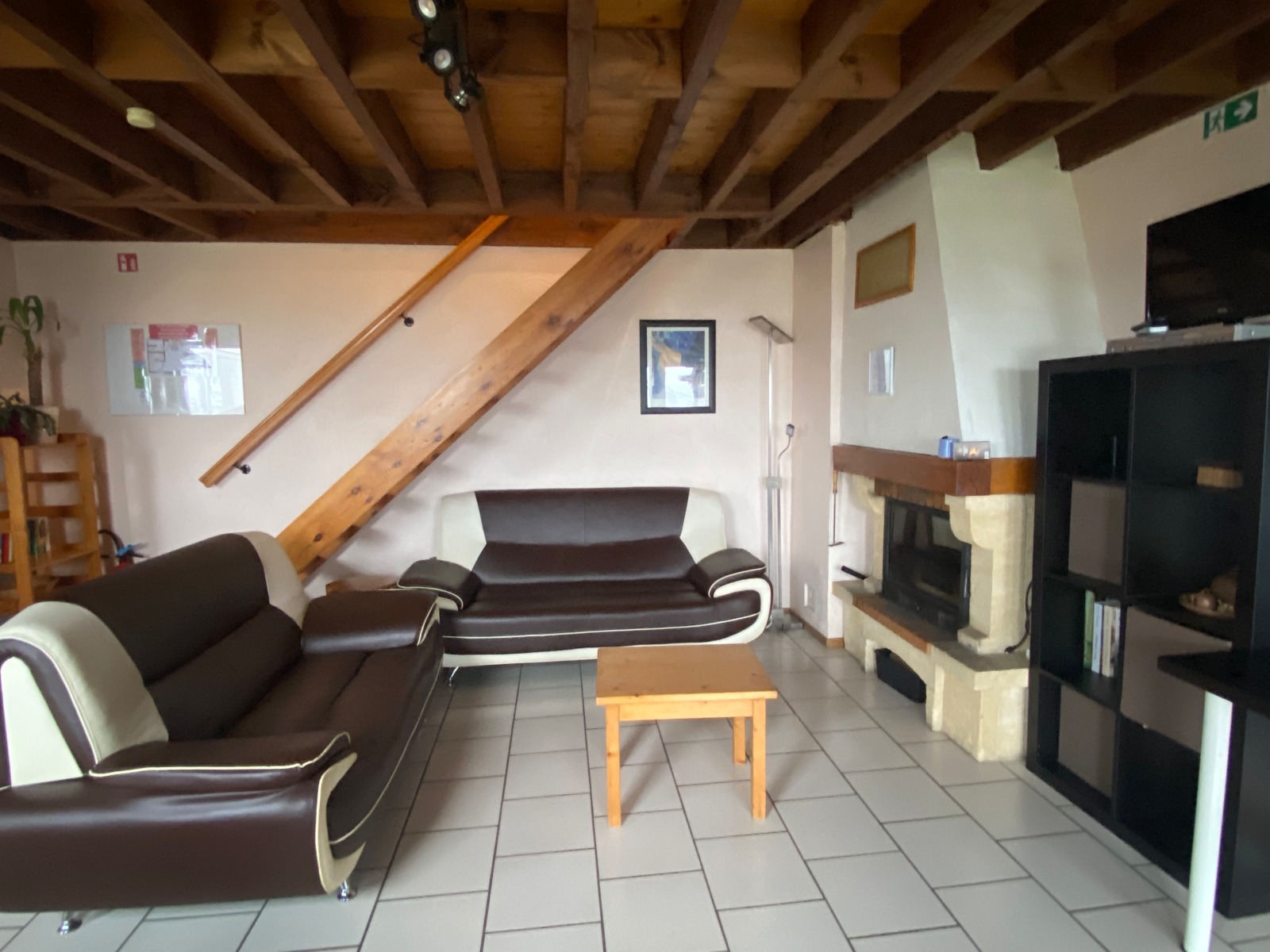 Intérieur du chalet 4 salon et feu ouvert du meublé de vacances à Corbion - Aux 4 Chalets