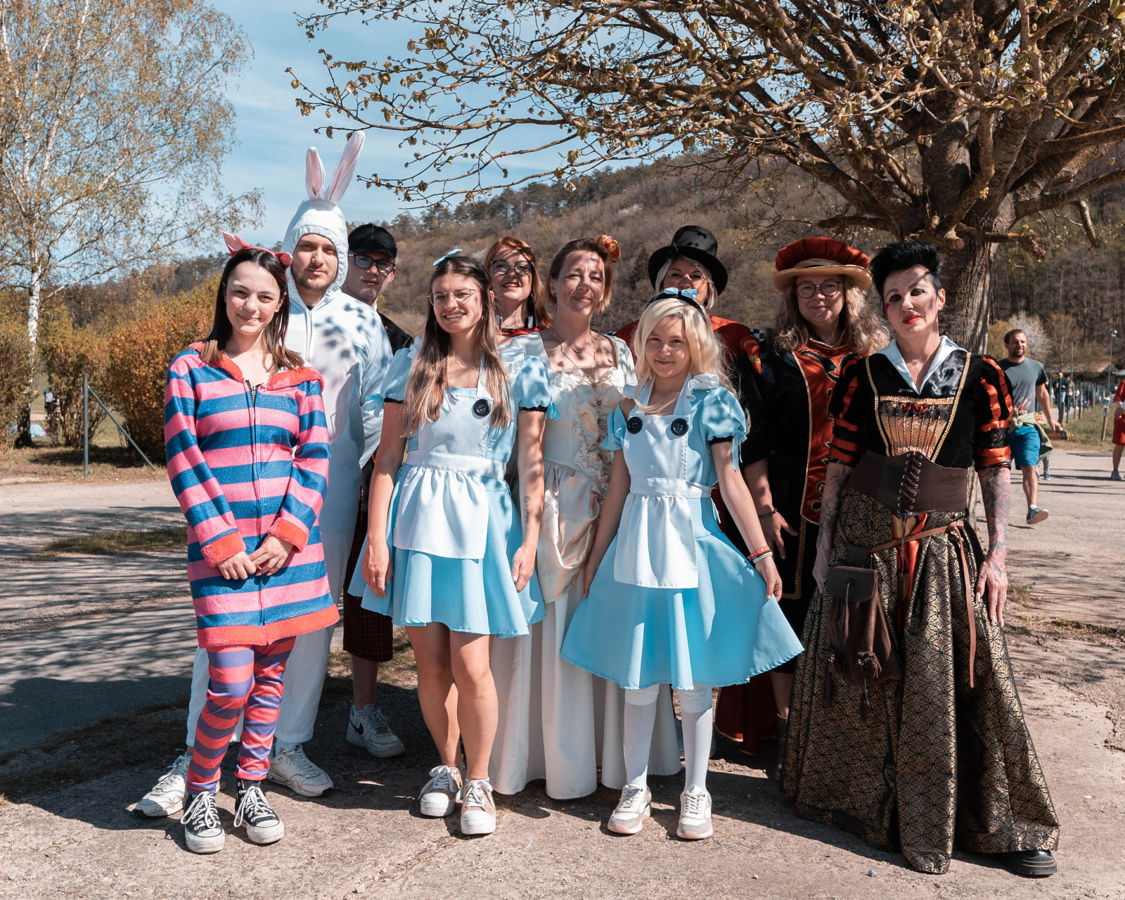 Photo de la troupe de figurants déguisés dans le thème Alice au Pays des merveilles