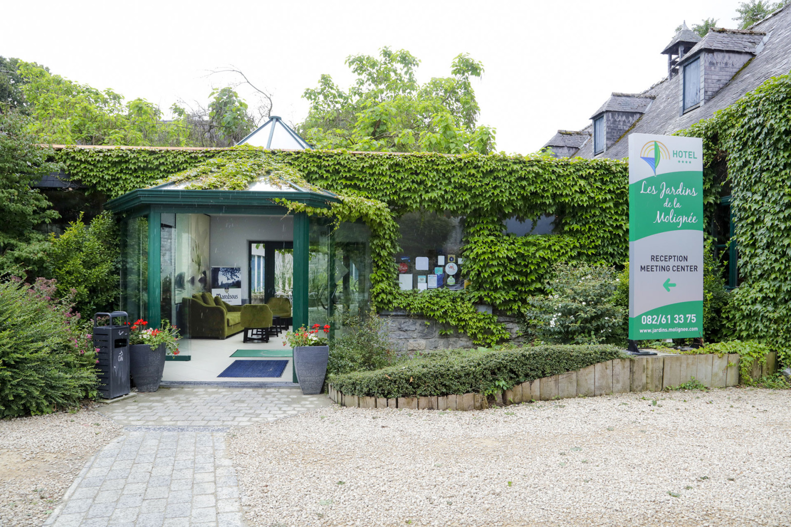 Entrée principale de l'hôtel Les Jardins de la Molignée à Anhée en province de Namur