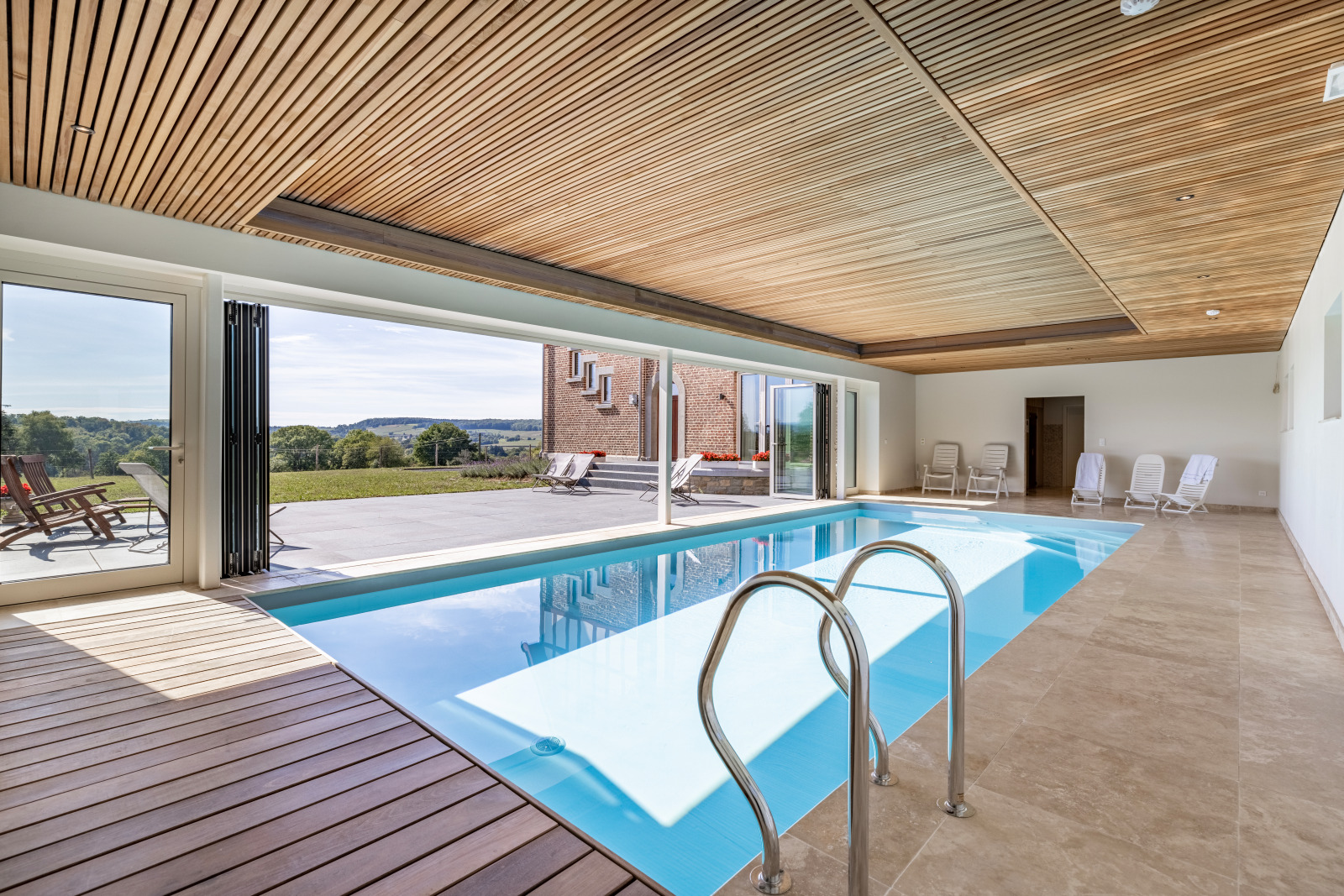 Photo d'une piscine couverte avec terrasse
