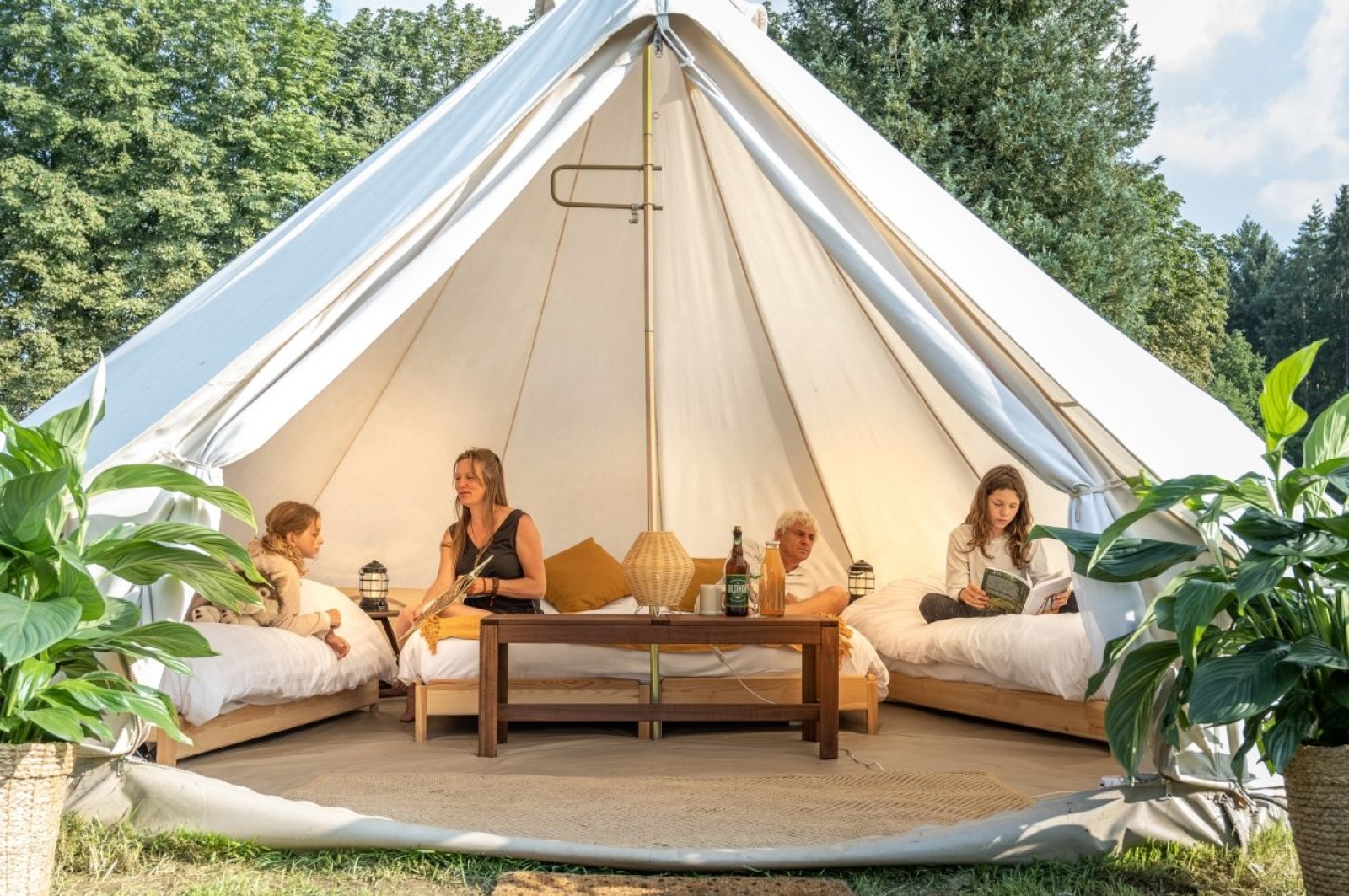 Famille occupée à lire dans leur tente