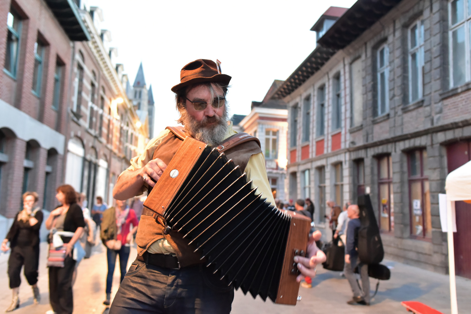 Accordéoniste jouant dans les rues de Tournai
