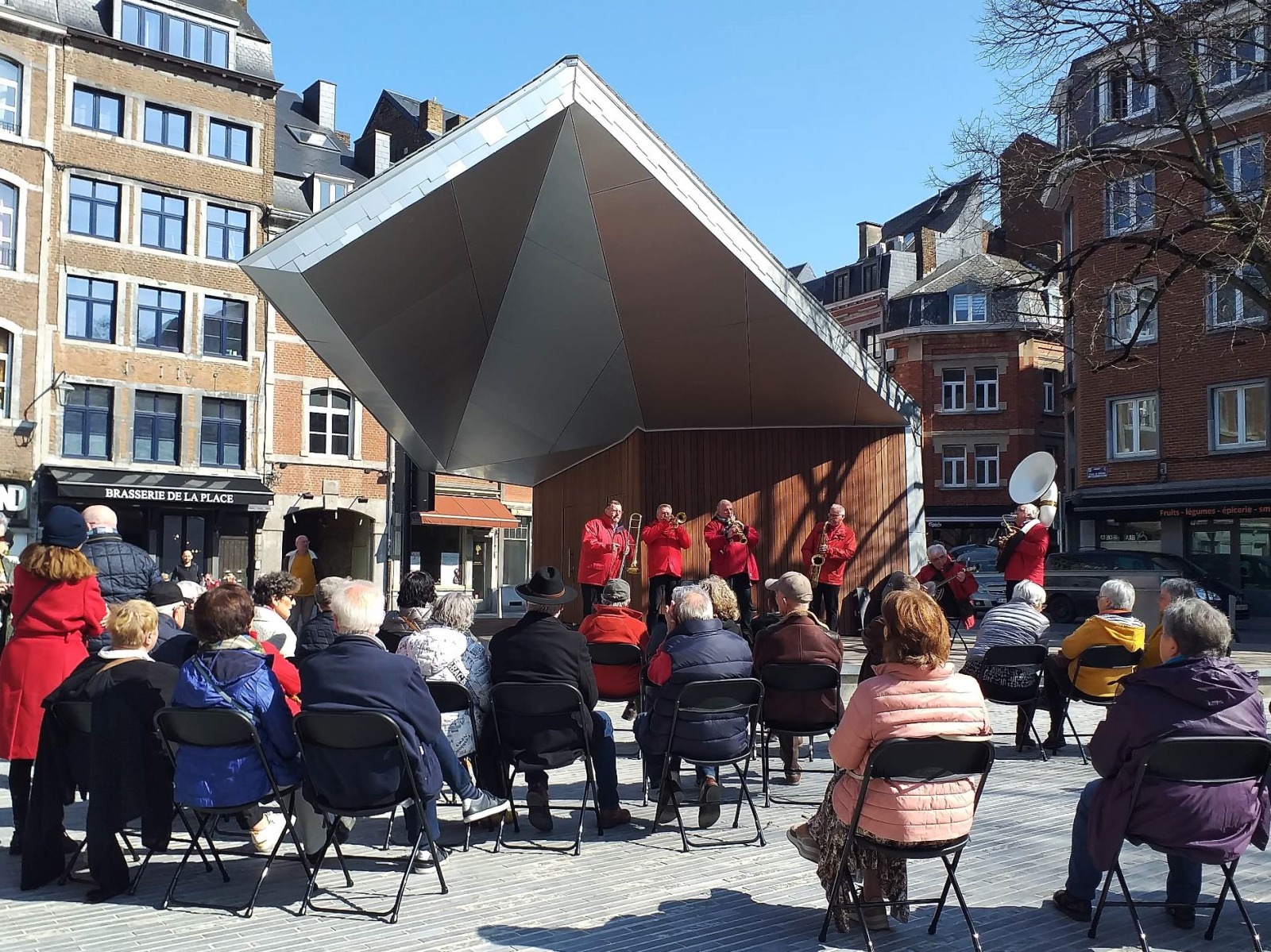 Photo du Kiosque de Namur lors d'un concert organisé dans le cadre des festivités Dimanche en musique