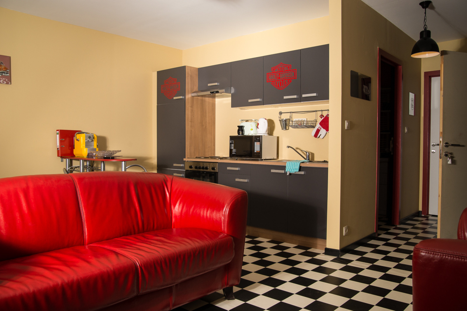 Kitchen and cozy corner of the sRoad 66 guest room - Sixties Western City in Chaudfontaine