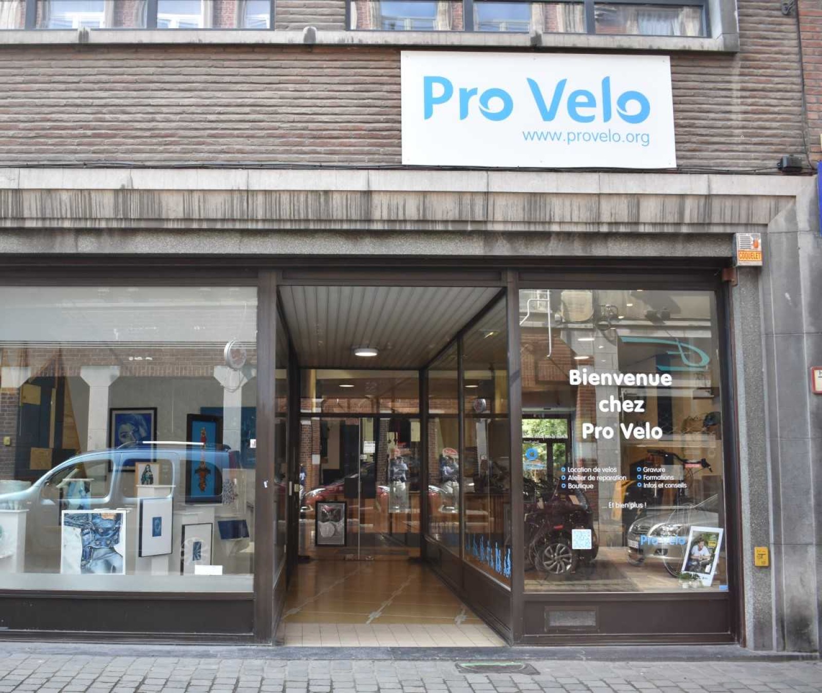 Photo de la boutique avec l'enseigne de Pro Velo
