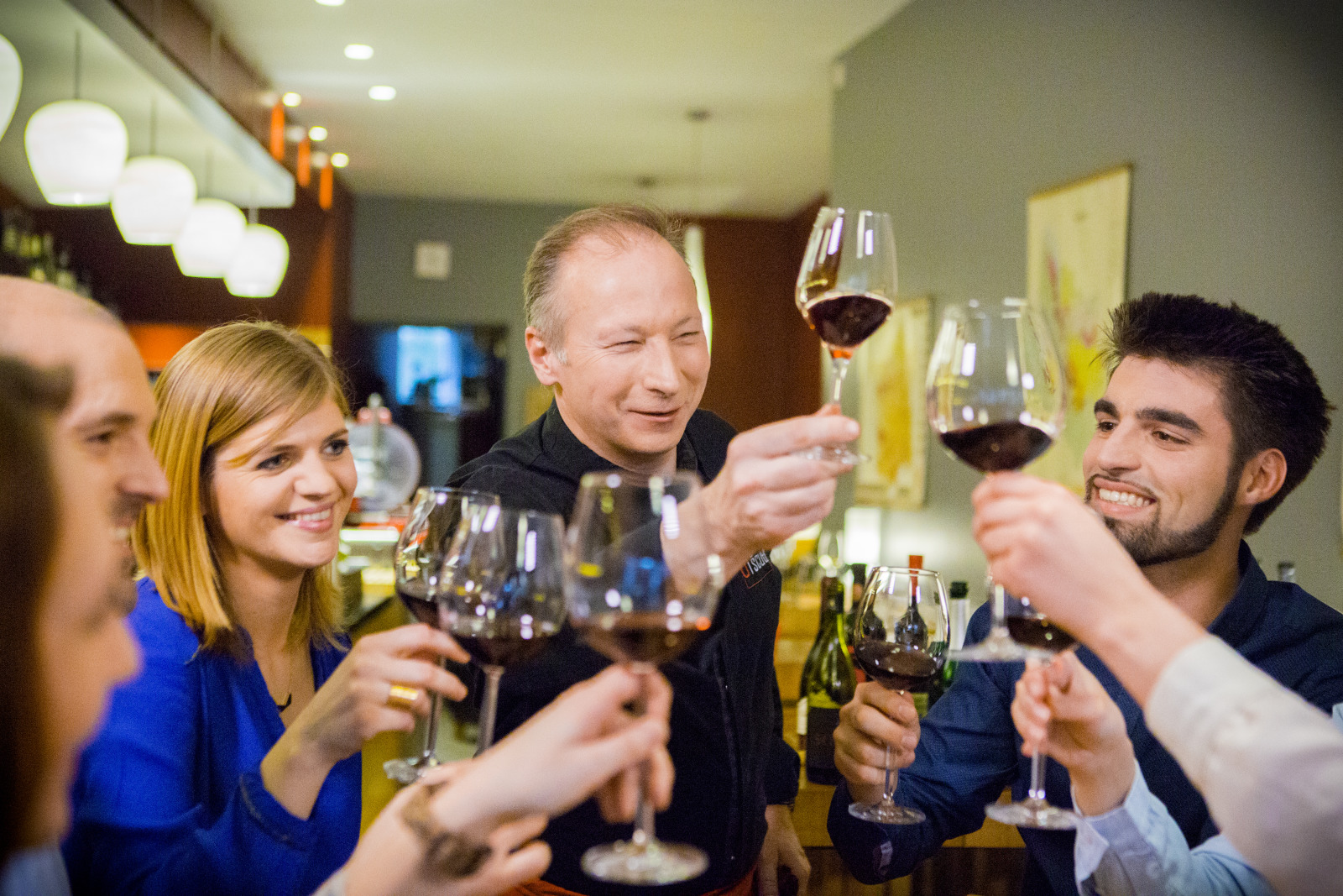 Un groupe participe à une dégustation de vins au bar à vins Vino Vino situé à Namur