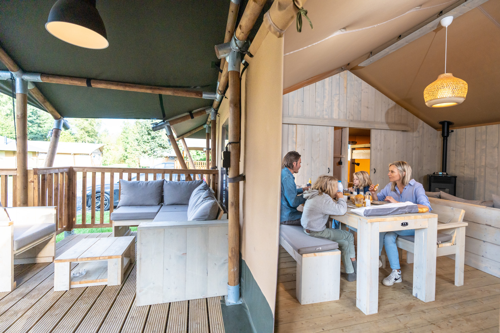 Family having breakfast at Neufchâteau Landal Glamping 