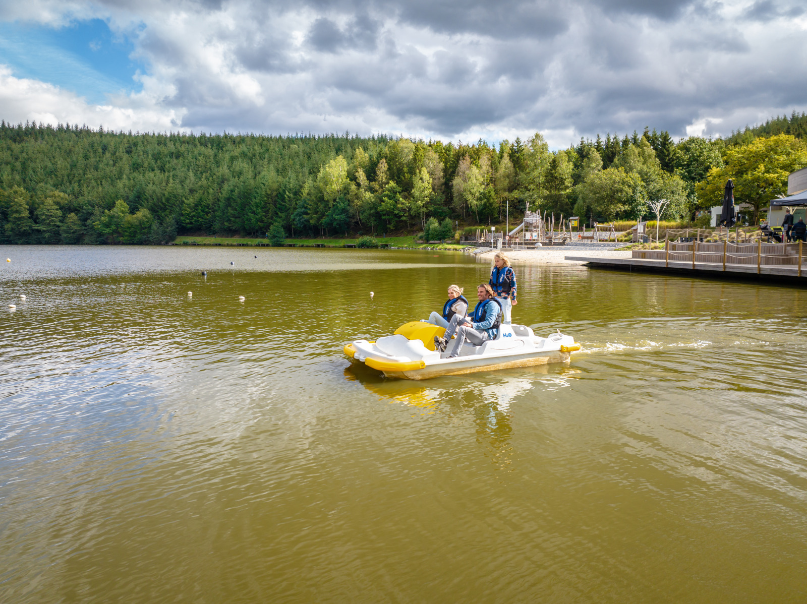 Pedal boat by the Landal Glamping Neufchâteau in the Haute-Sûre Forêt d’Anlier nature park