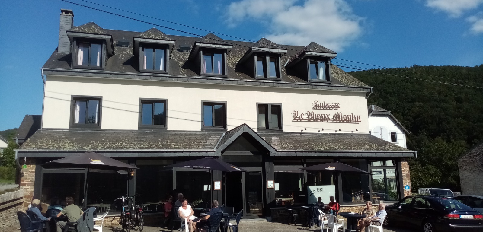 Voorgevel van L'Auberge Le Vieuw Moulin in Poupehan - Een hotel-herberg in België
