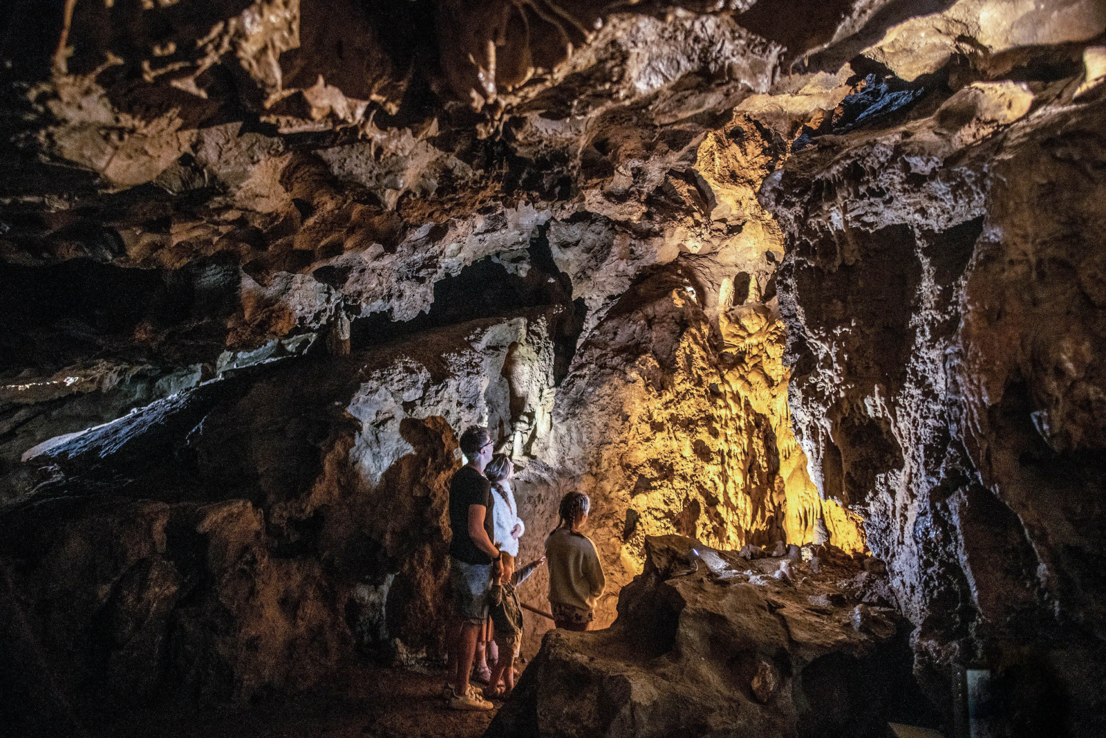 Famille avec enfants observant les stalagmites dans la grotte