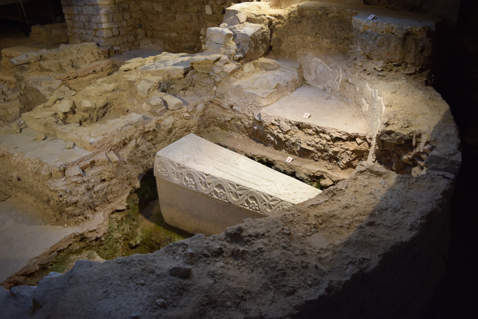 Sarcophage mérovingien situé dans le musée d'archéologie et d'art religieux d'Amay