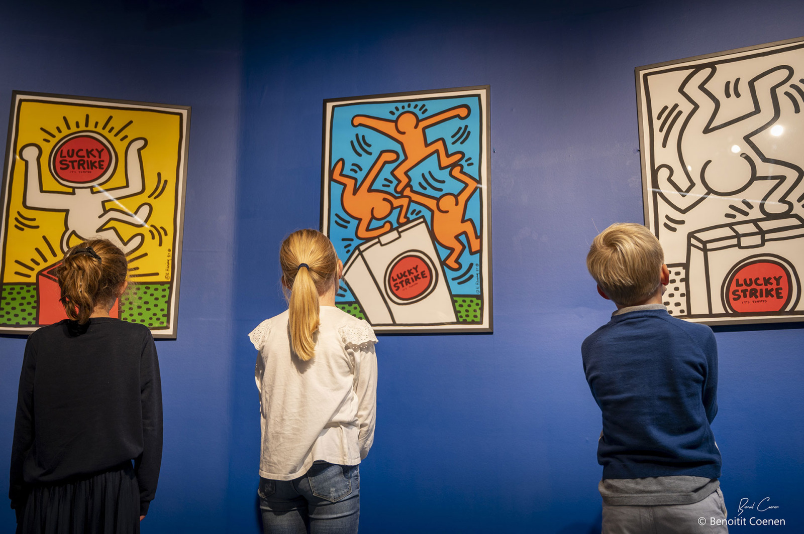 Photos de 3 enfants regardant des tableaux à Chaudfontaine en province de Liège