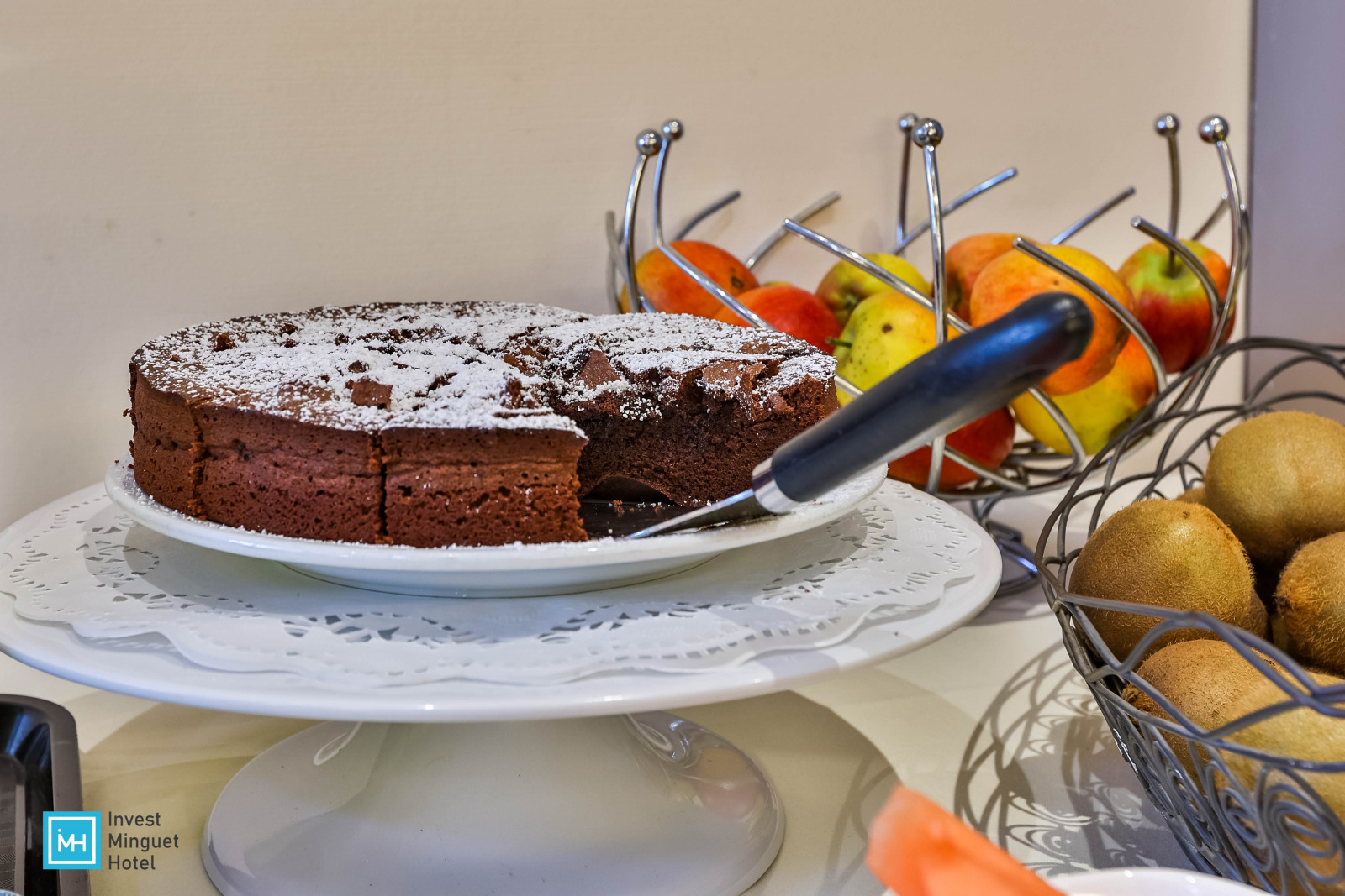 Gâteau au chocolat avec corbeille à fruits de l'Hôtel de la Couronne à Liège