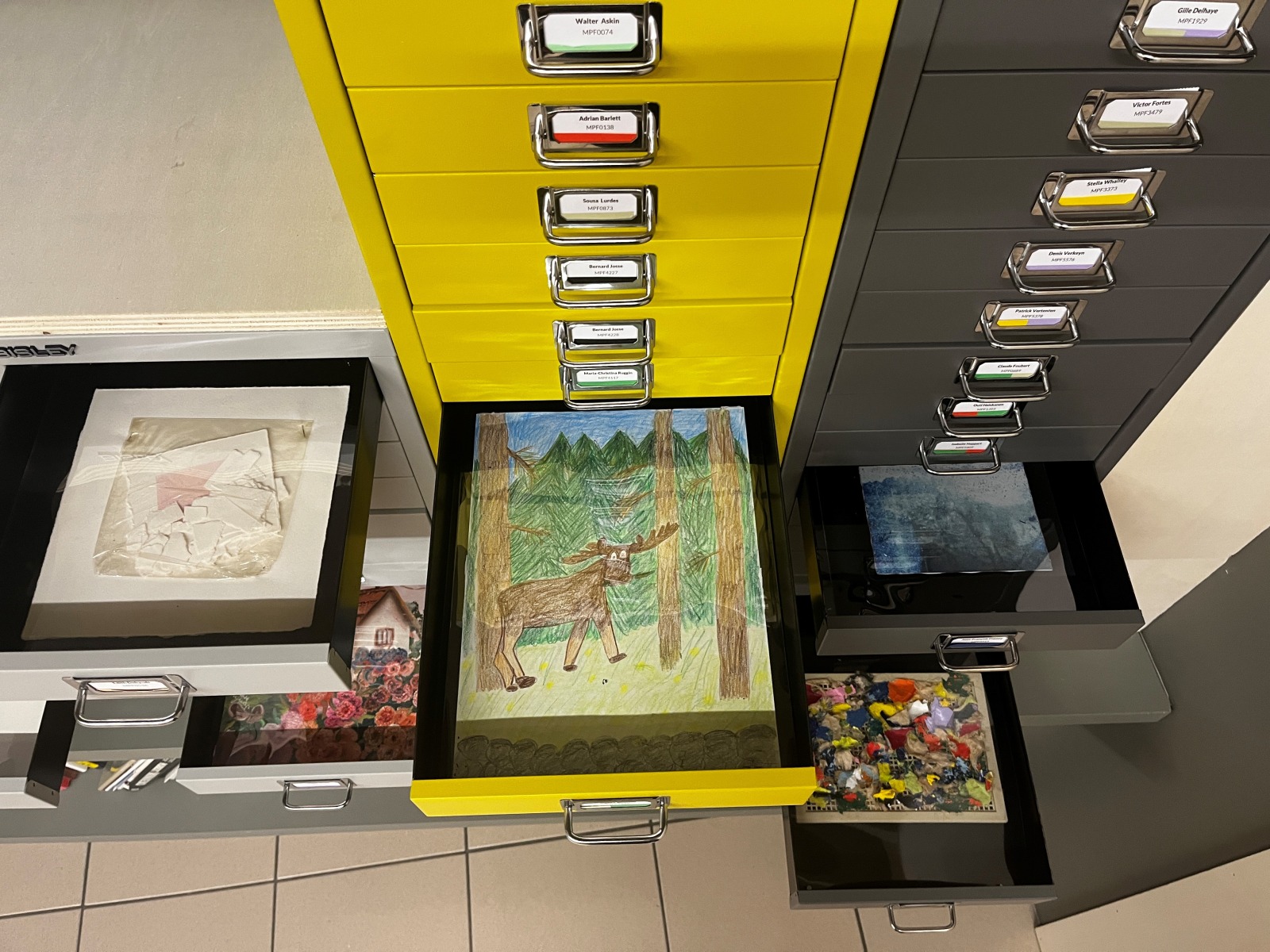 Visite de l'exposition permanente du Musée du Petit Format d'Art Contemporain à Nismes en Belgique