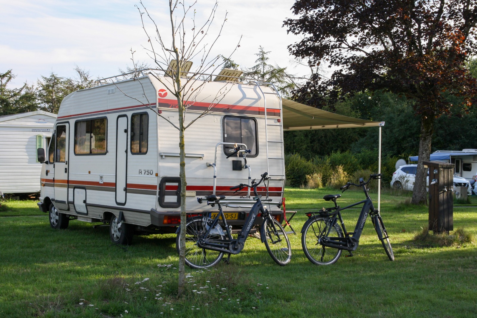 Camping-car installé dans le camping Le Cheslez à Vogenée en province de Namur