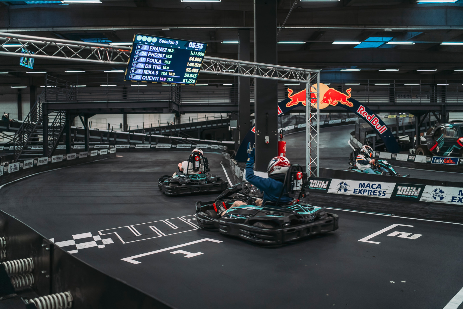 Pilote de karting qui arrive sur la ligne d'arrivée au Wavre Indoor Karting en Belgique