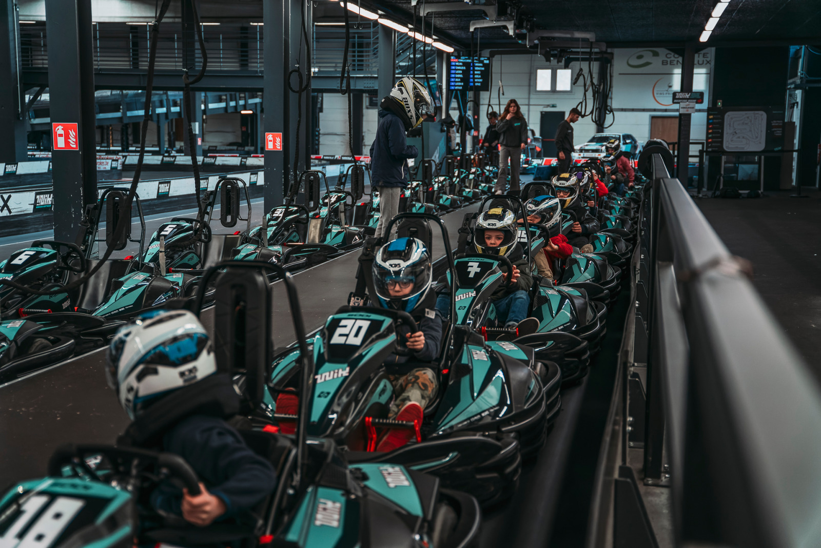 Karts prêts pour le départ de la course sur la piste de karting de Wavre Indoor Karting