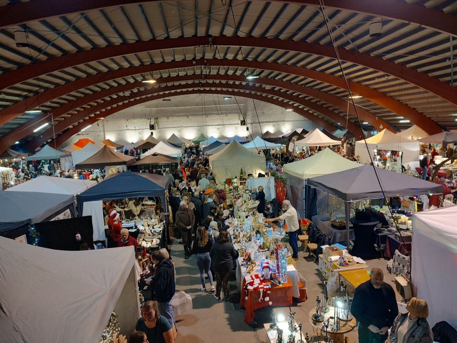Vue aérienne du marché de Noël couvert de Hannut