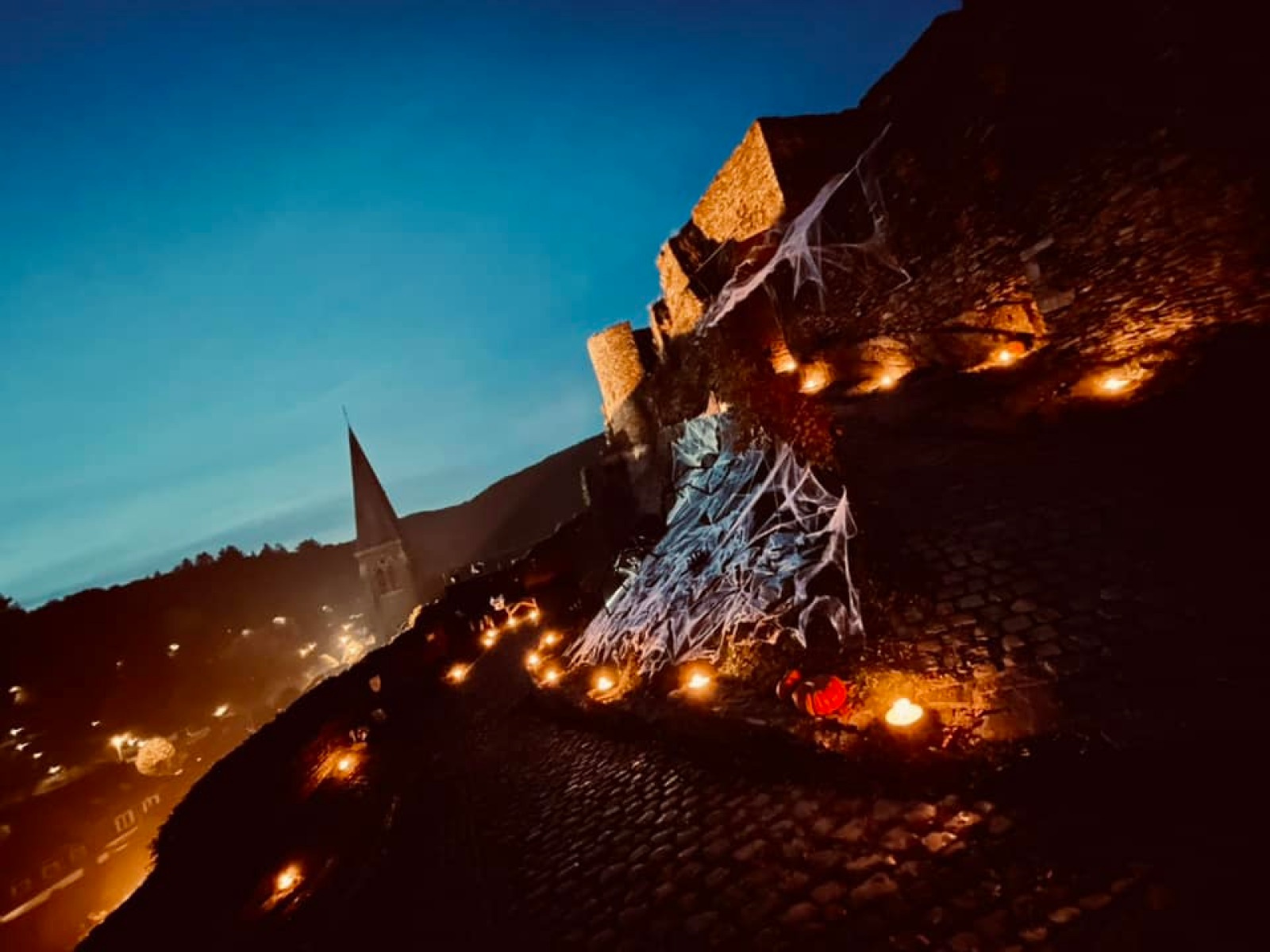 Remparts du château éclairés de bougies