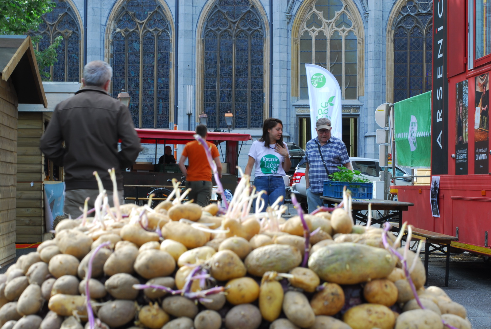 Amas de pommes de terre devant la cathédrale de Liège
