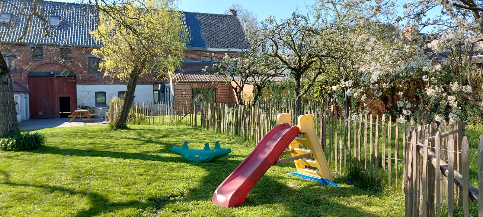 Tuin en speeltuin in de landelijke gîte Au Coquelicot in Irchonwelz