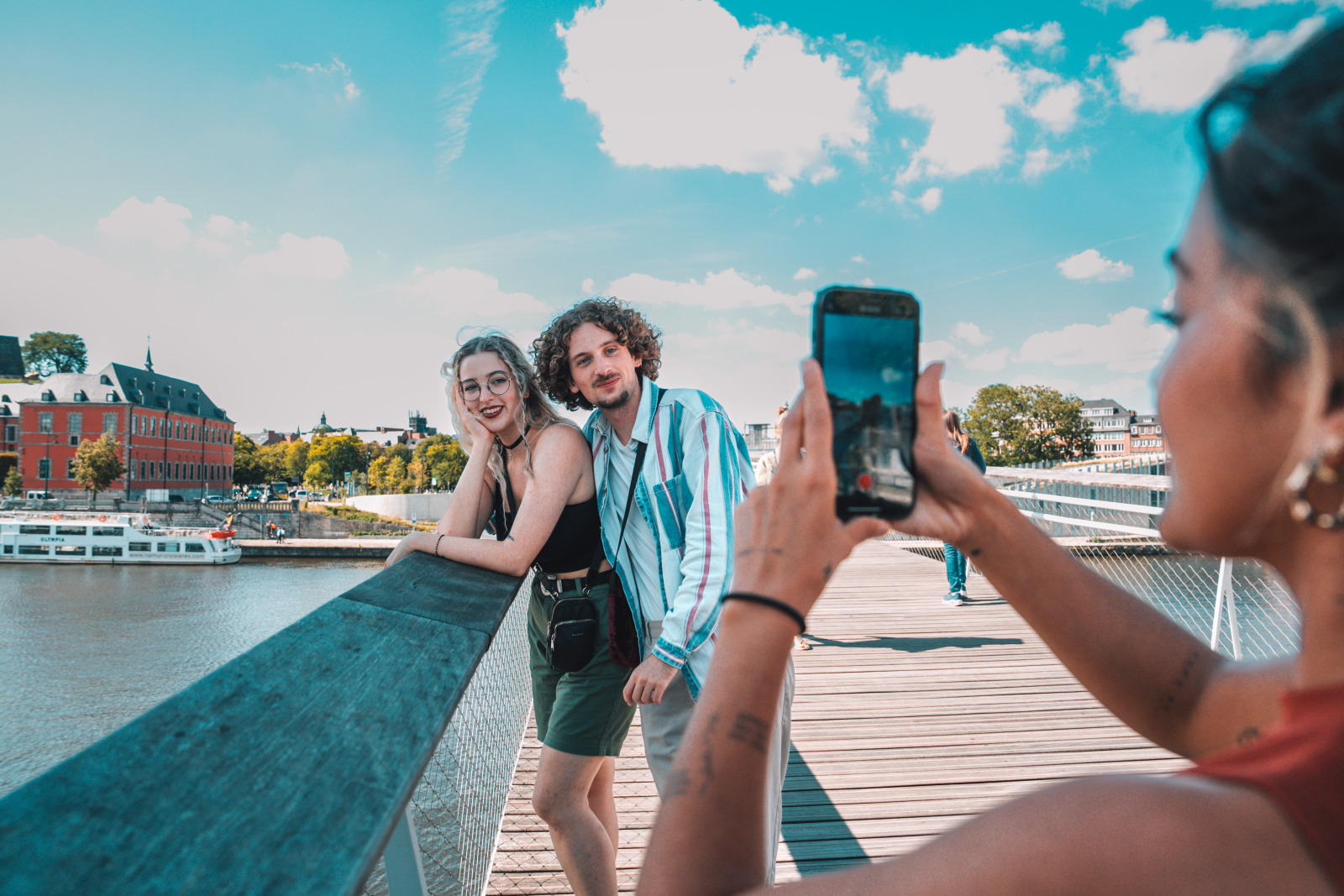 Une jeune fille prend en photo ses 2 amis sur l'Enjambée à Namur