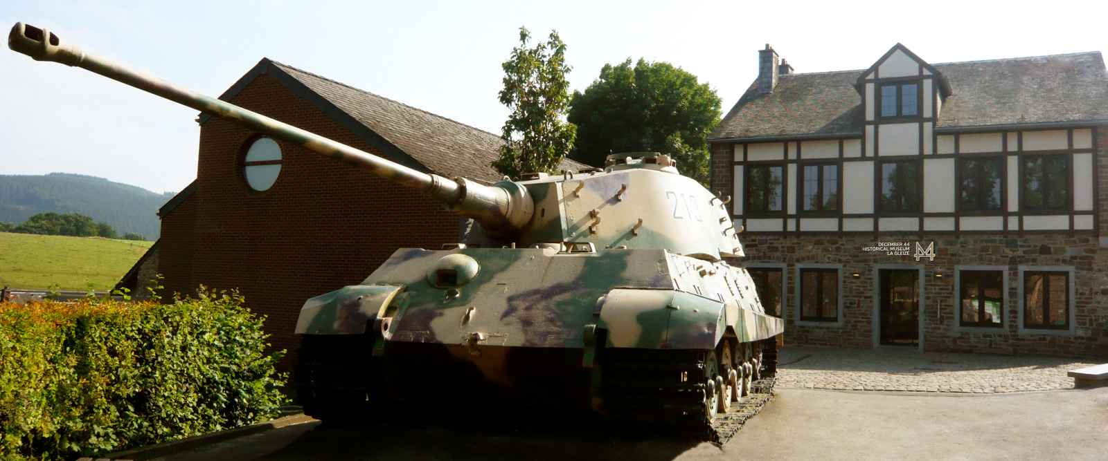 Char Tigre Royal devant le Musée Decembre 44