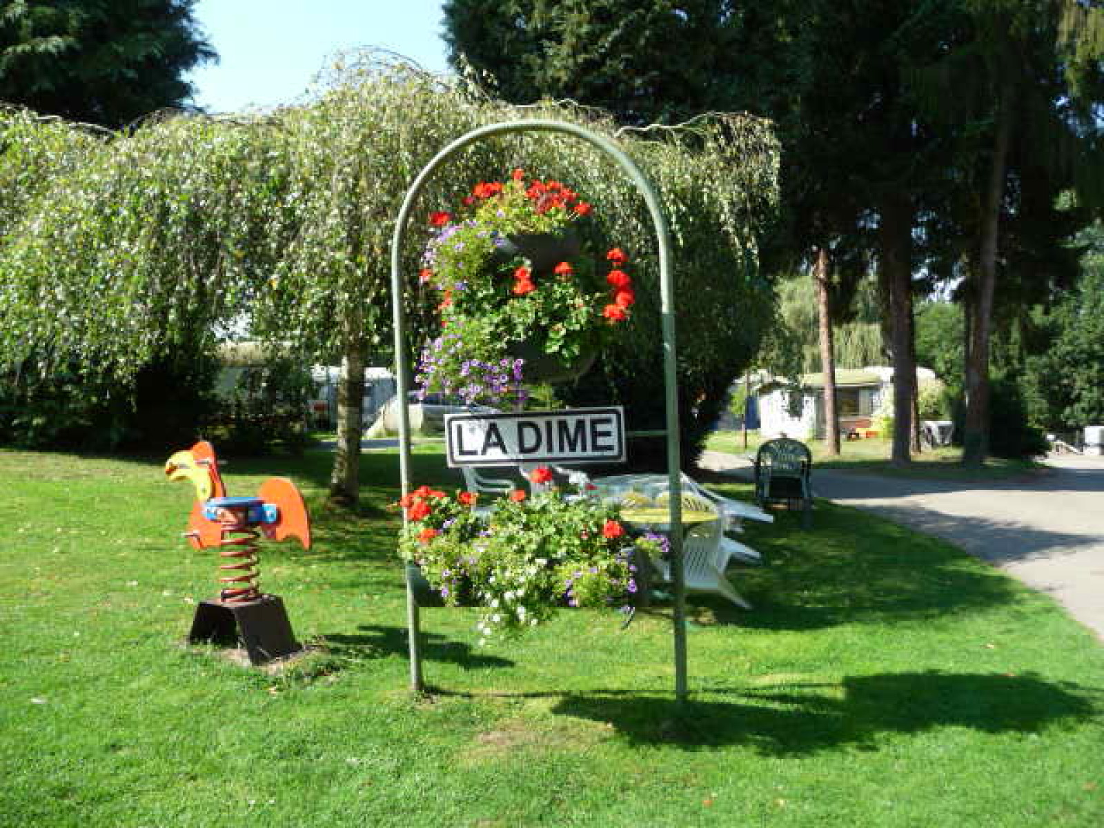 Reception portico of La Dîme campsite in Écaussinnes
