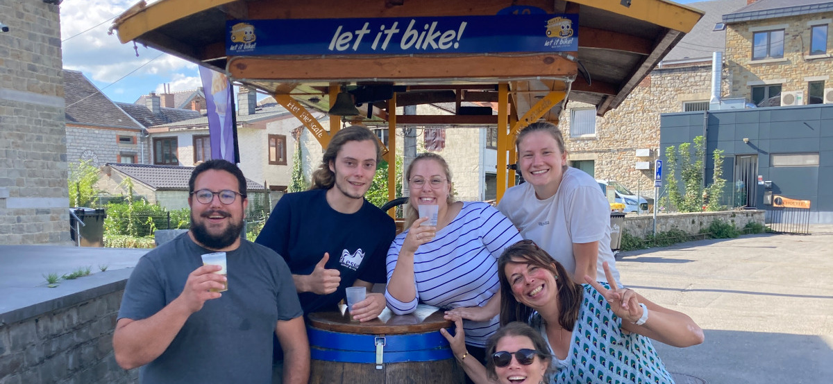 Let it Bike - Groupe devant le vélo à bière - Activité fun à Hotton