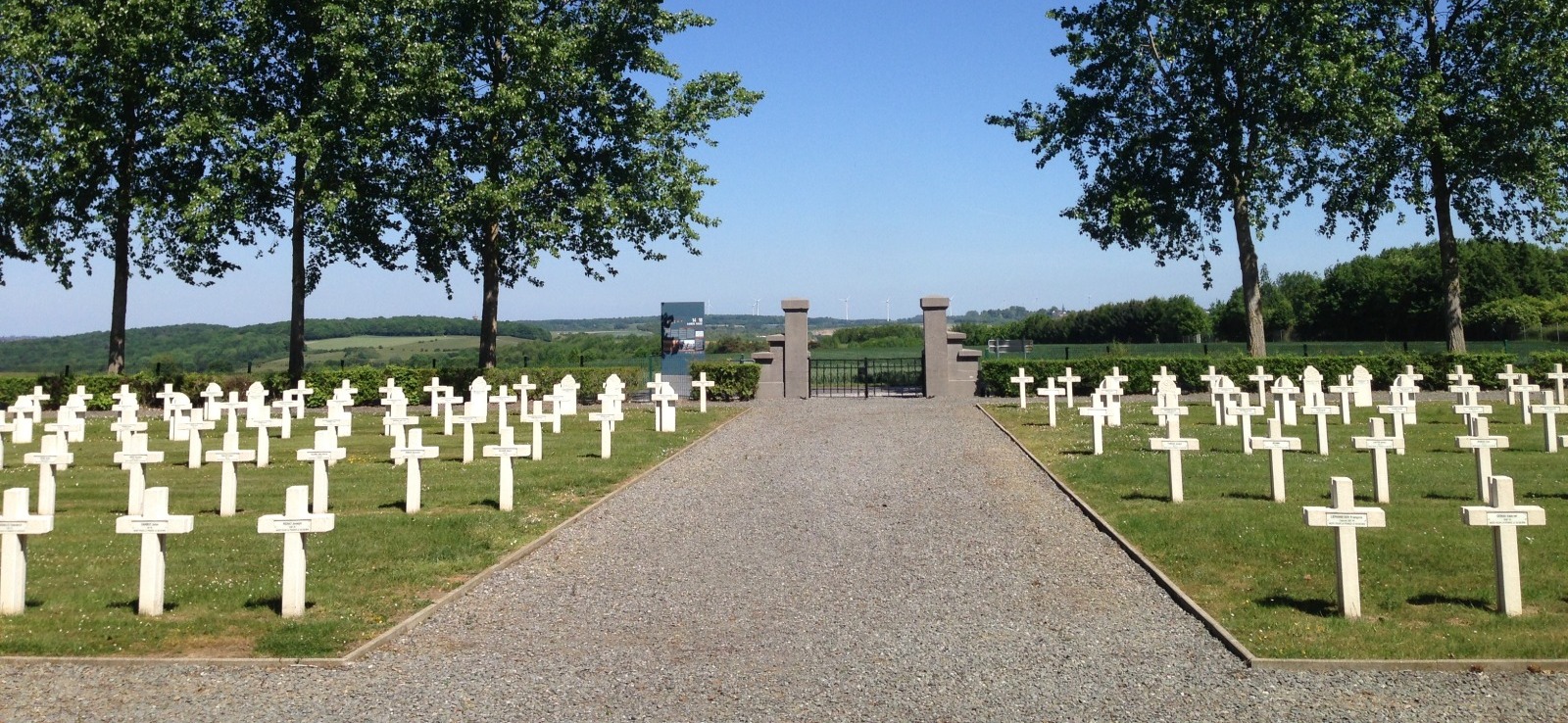 Allée du cimetière militaire français de la Belle Motte à Aiseau-Presles