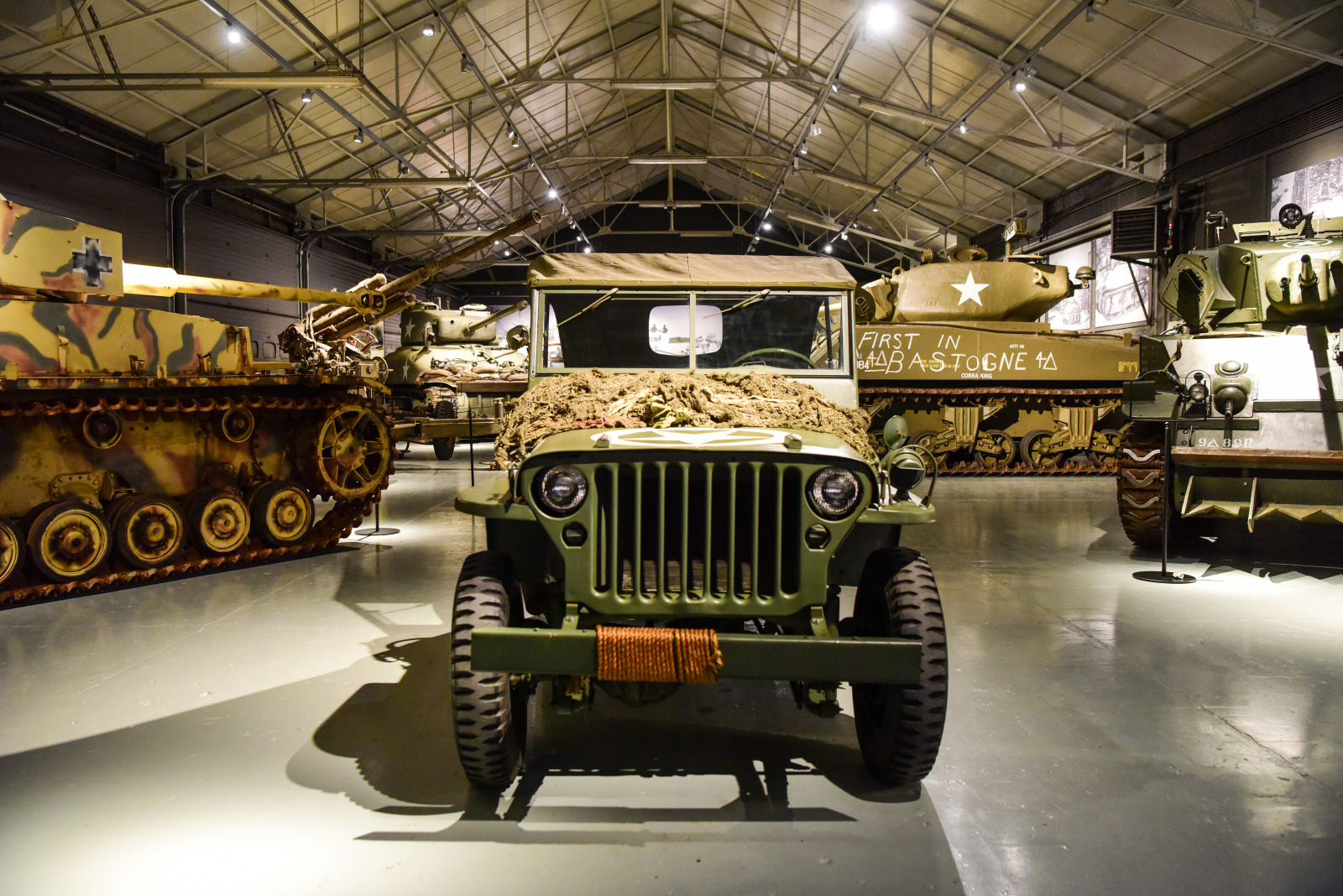 Des véhicules militaires dans la salle ‘Battle of the Bulge’ à Bastogne Barracks, un site du War Heritage Institute.