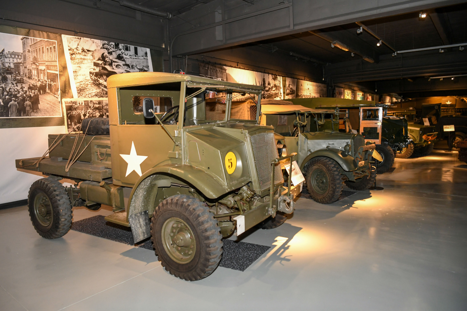 Bastogne Barracks - un site du War Heritage Institute - véhicules militaires utilisés à des fins logistiques, tels que l’artillerie, le transport, ….