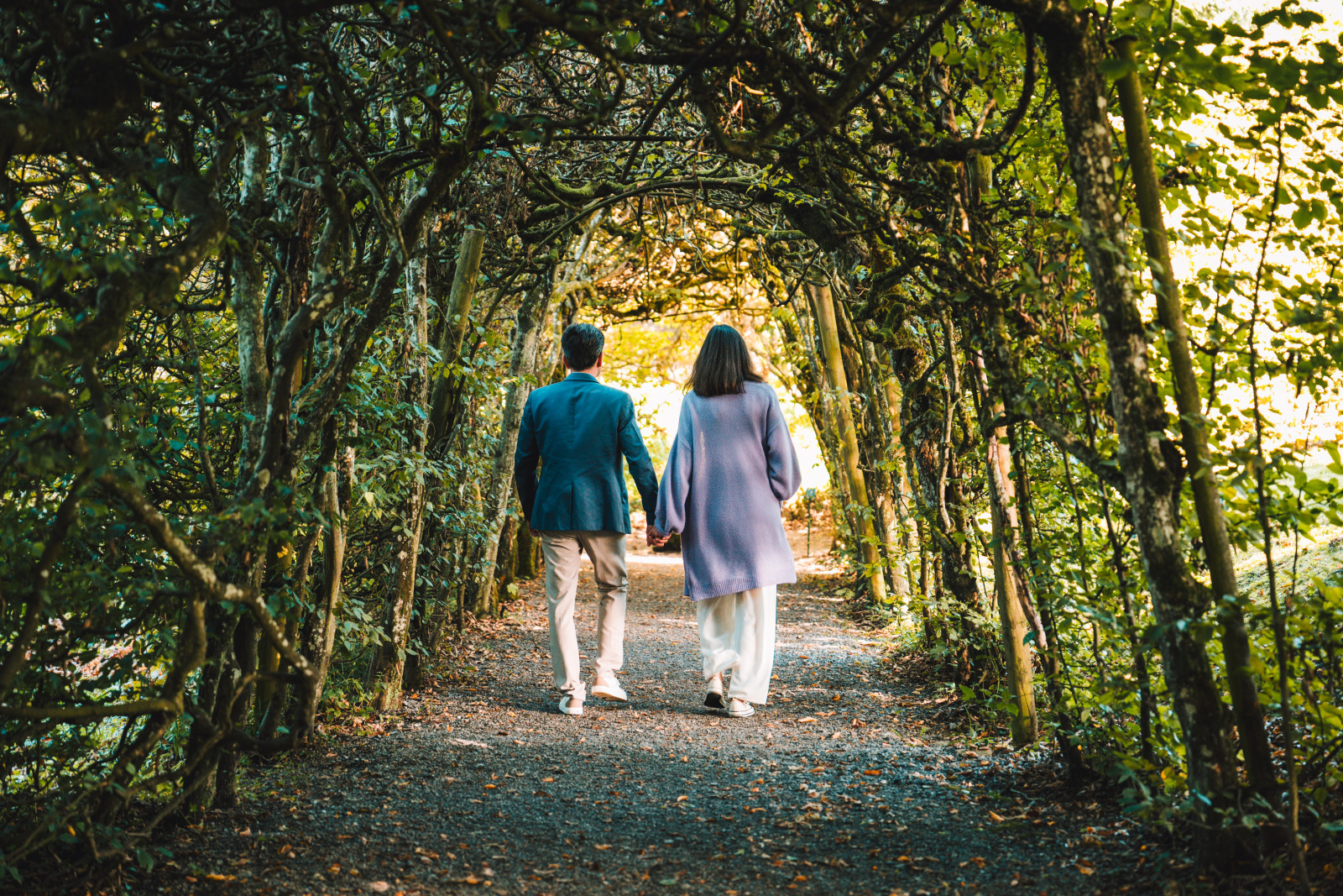 Un couple se balade dans les Jardins d'Annevoie à Anhée