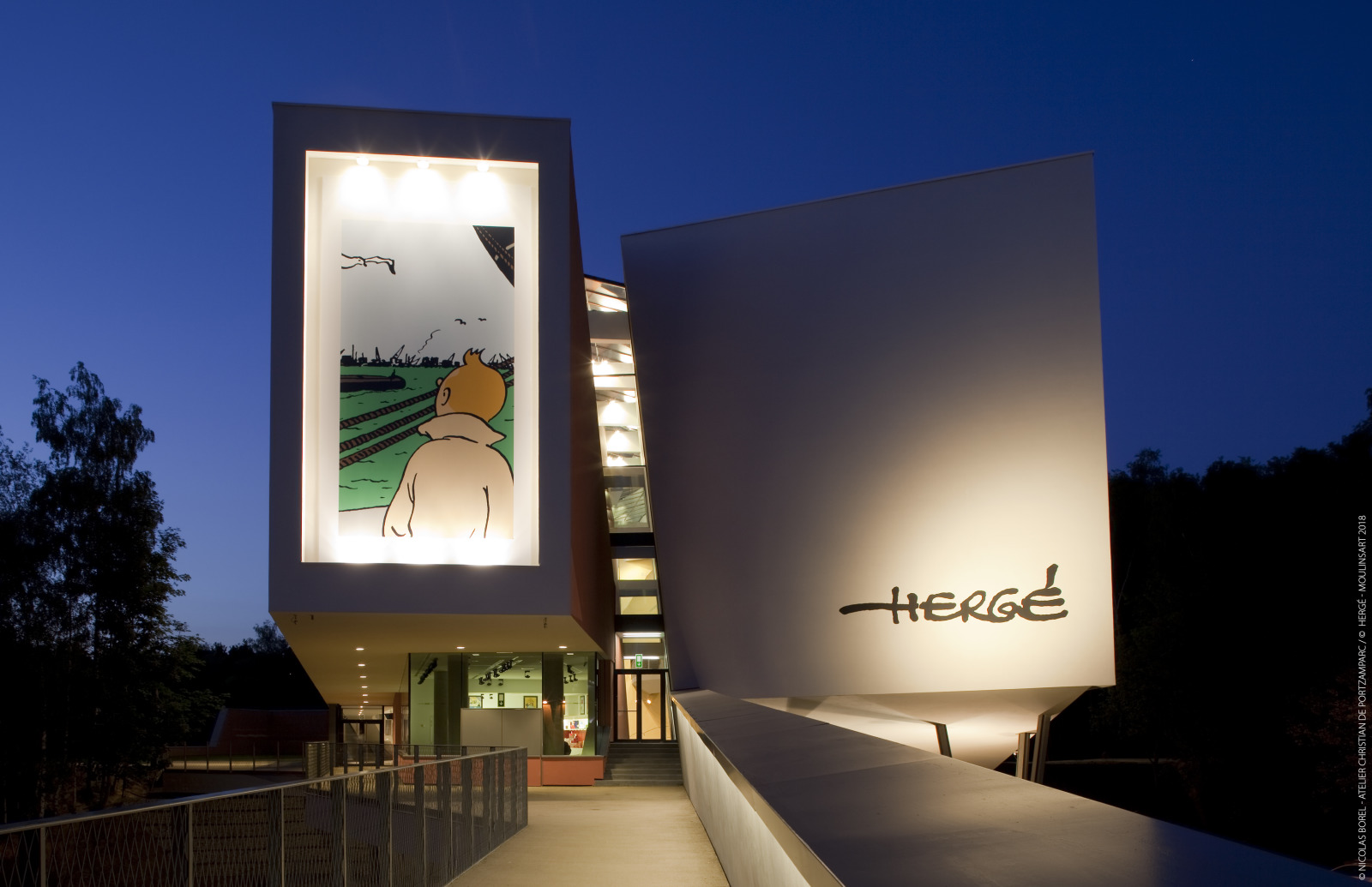 Vue extérieure nocturne du bâtiment du musée Hergé à Louvain-La-Neuve