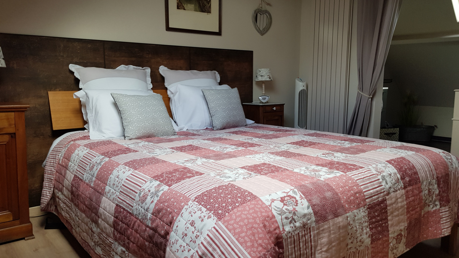 Double bed in the bedroom of Le Roc Paisible accommodation in Havinnes