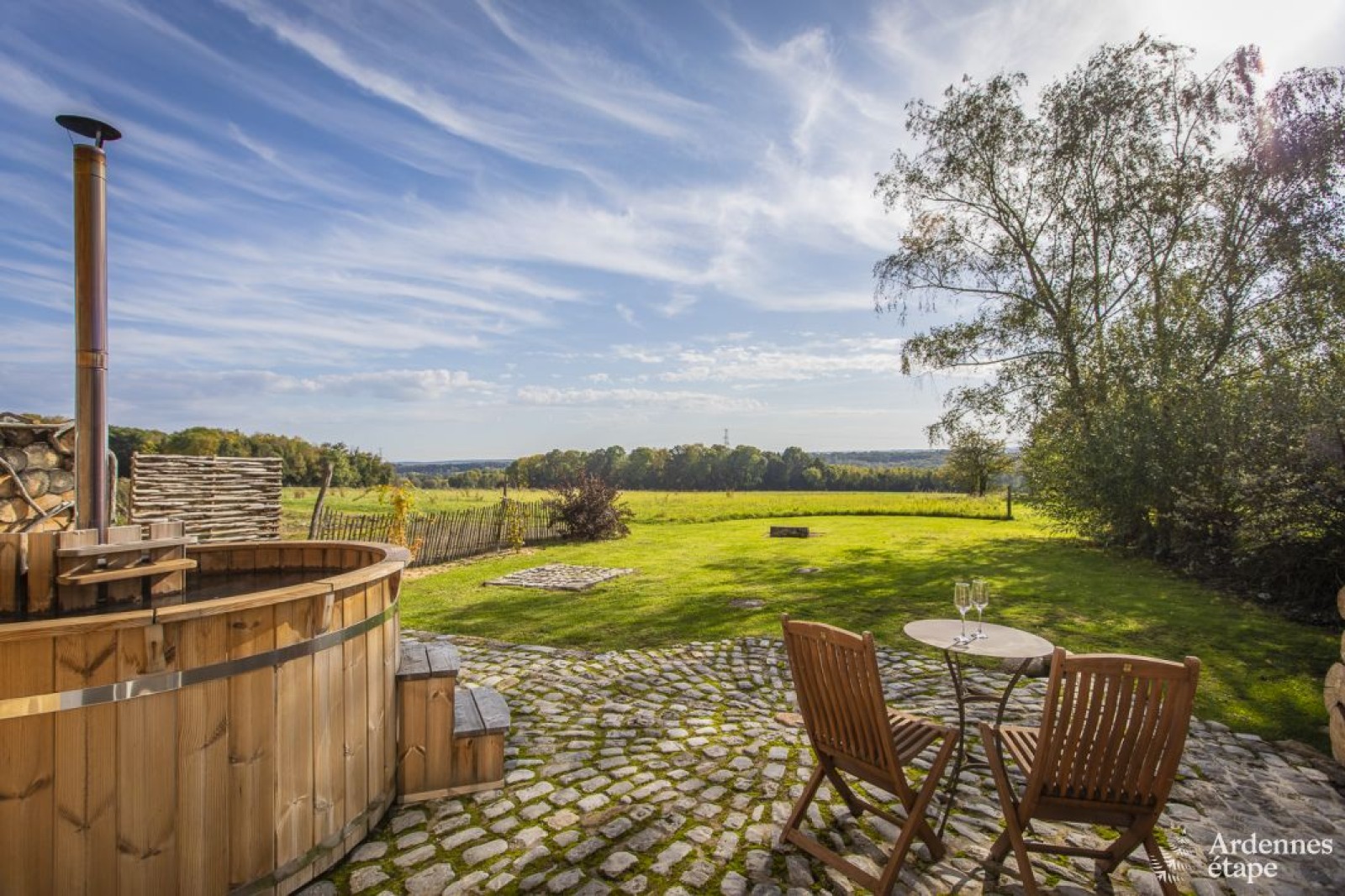 Sauna im Freien unter einem schönen blauen Himmel - Ferienhäuser und Ferienwohnungen in den Ardennen