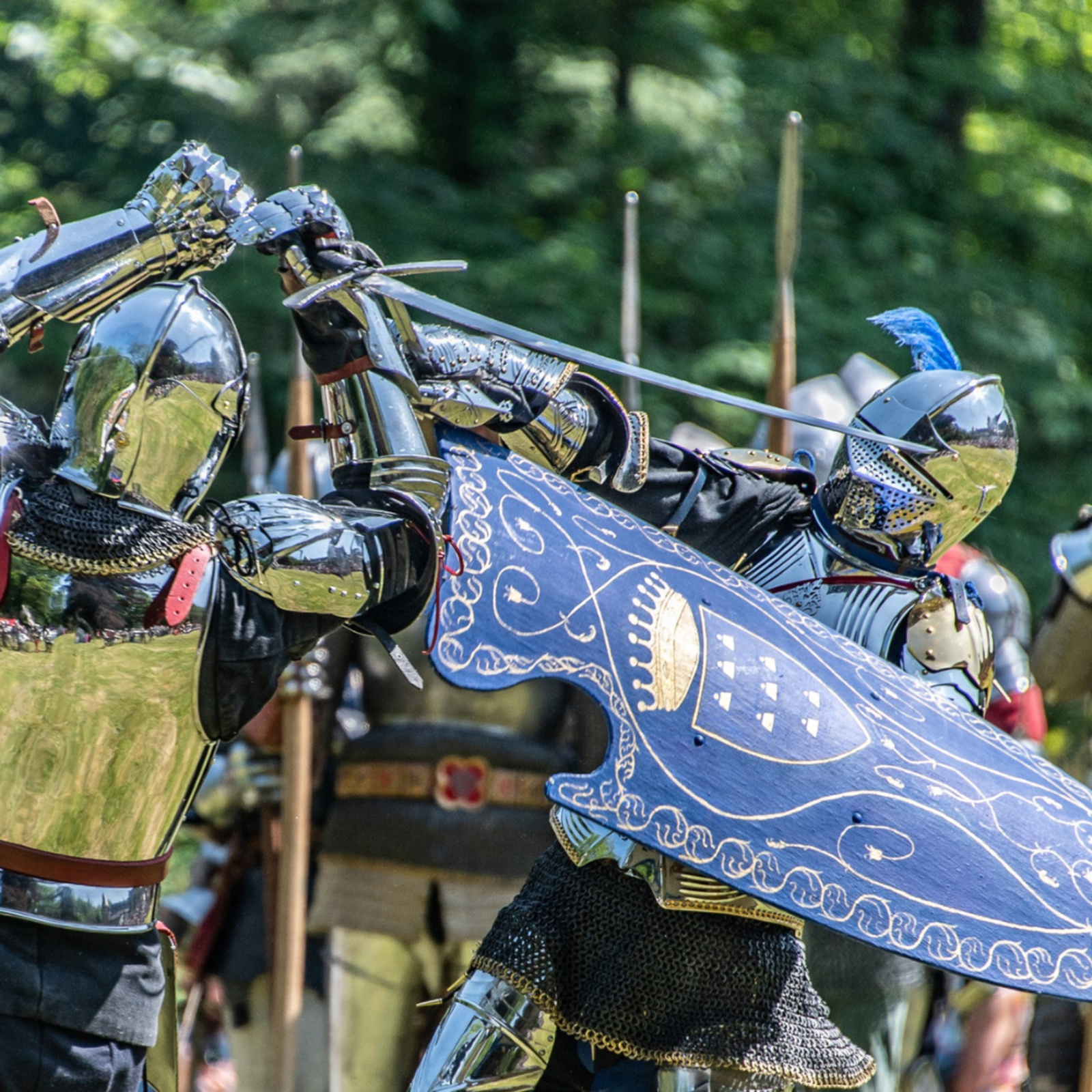 Combat de chevaliers en armures