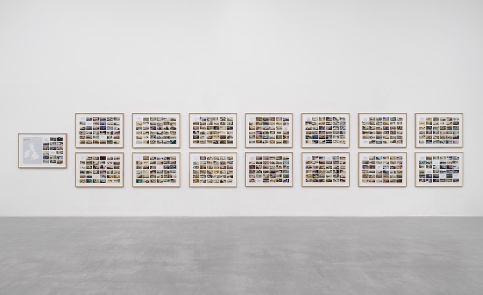 Susan Hiller, On the Edge, 2015, Cartes postales, impression d’archives, 15 cadres, 77,5 × 107,3 × 3,2 cm chacun. Courtesy Lisson Gallery, Photographie de Jack Hems