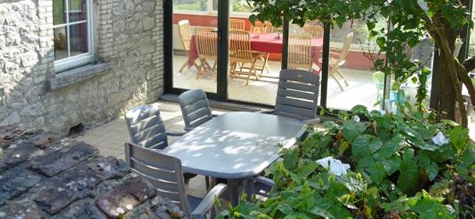 Terrace of the Au Fil des Champs guest house in Walcourt