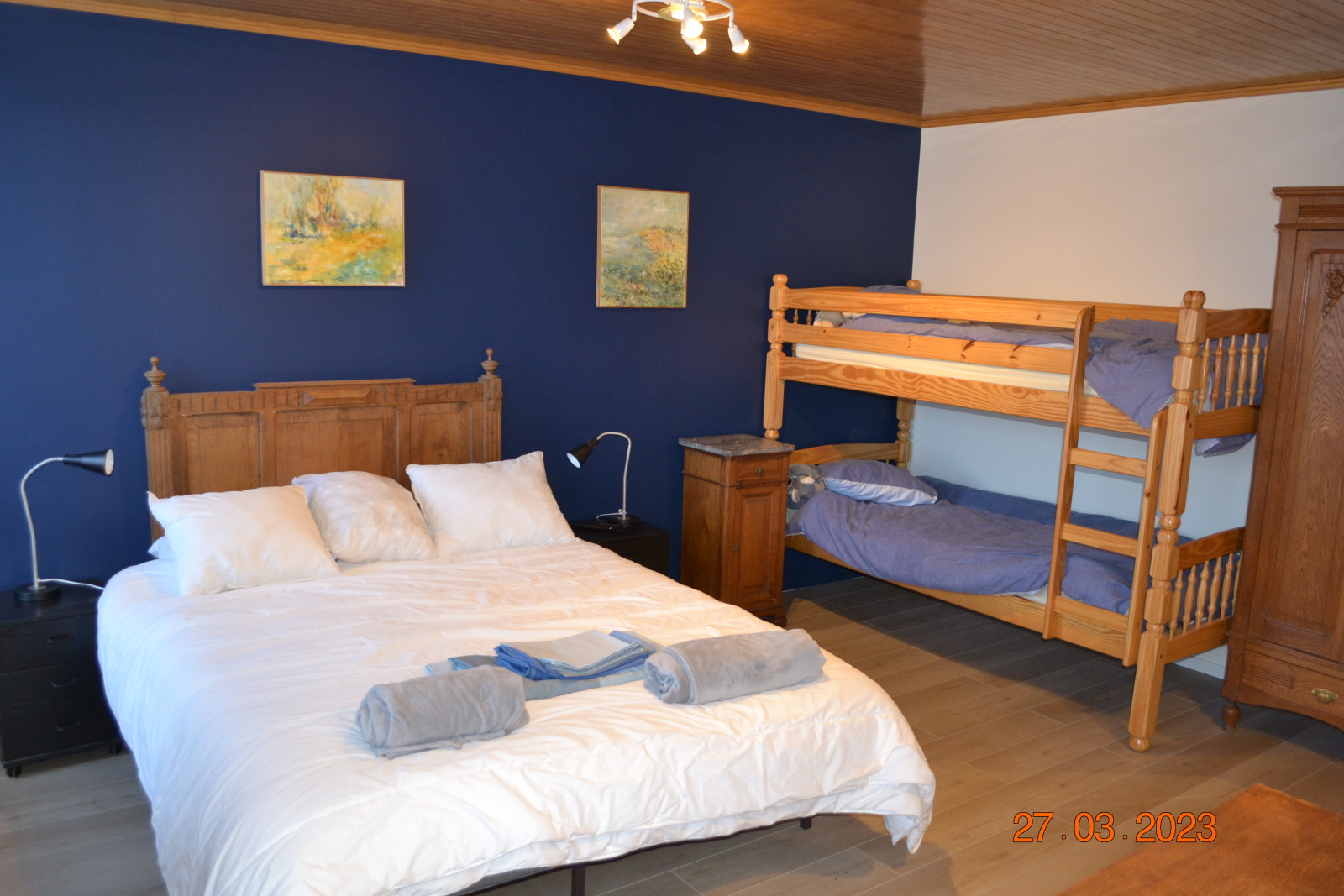 Bedroom with a double bed and bunk beds for children at Les Chambres d'Eole guest house in Tournai