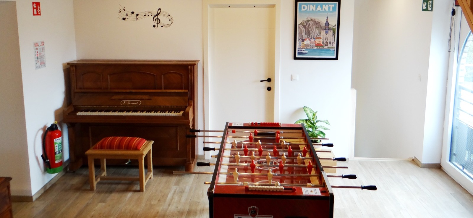 Billard et piano dans la salle de jeux du gîte rural Au Petit Som' à Onhaye