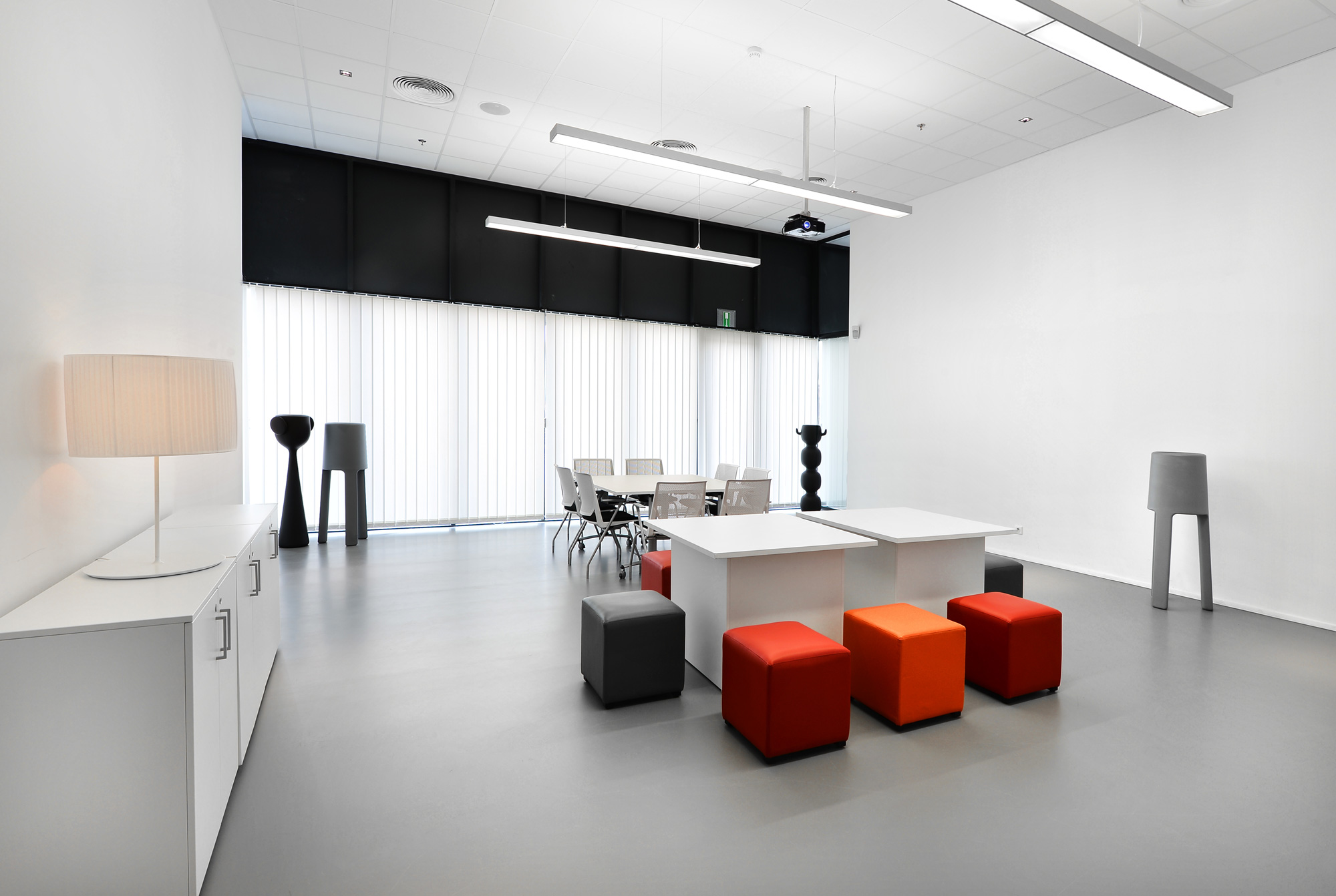 Louvexpo salle de réunion moderne avec lumière du jour à La Louvière en Wallonie