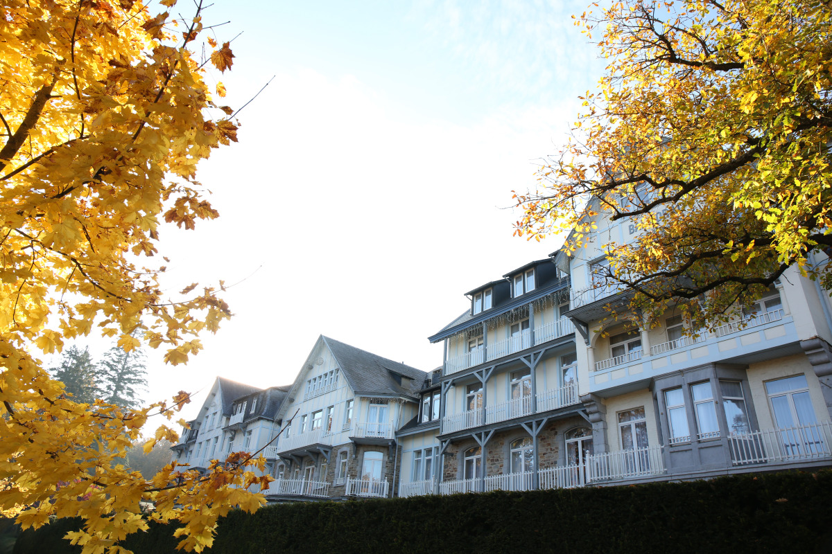 Hôtel Radisson Blu Balmoral Spa avec arbres aux couleurs d'automne