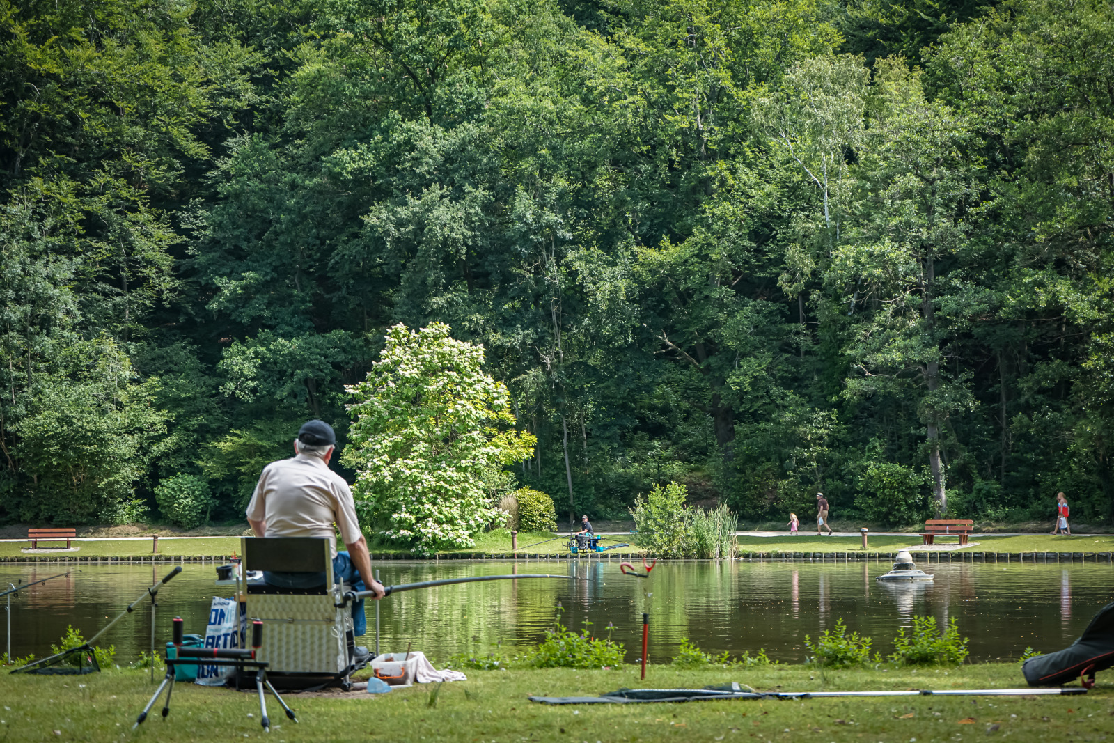 Pêcheur au bord de l'étang - Domaine du Bois des Rêves à Ottignies