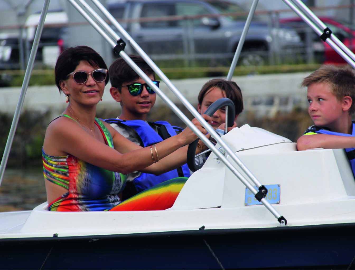 Famille sur un bateau électrique sans permis - Dinant Nautique