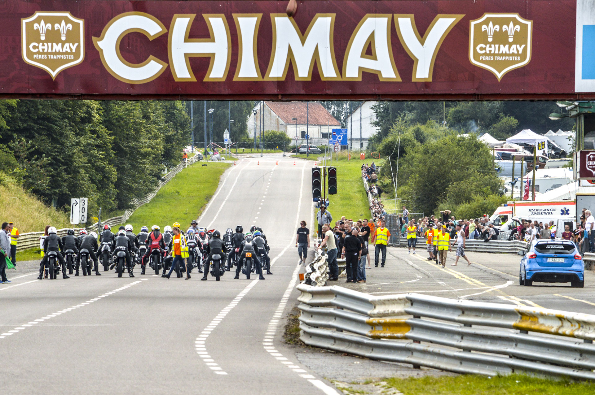 Motos prises de dos attendant sur la ligne de départ du circuit de Chimay