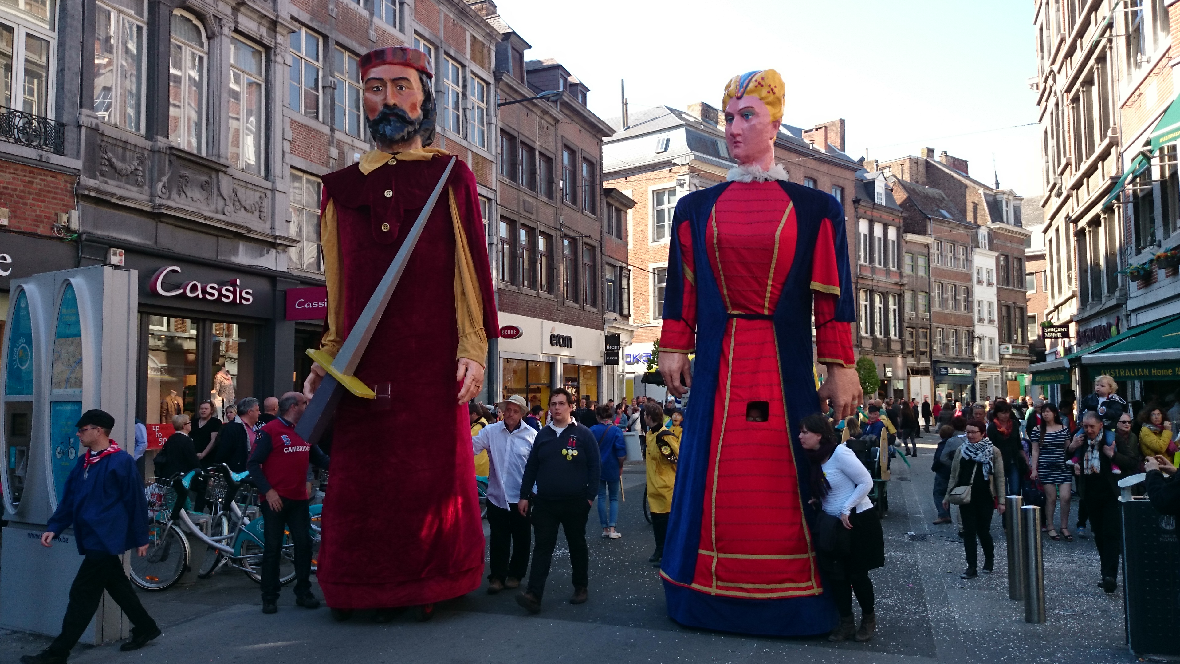 Parade der Riesen durch die Straßen der Stadt Namur