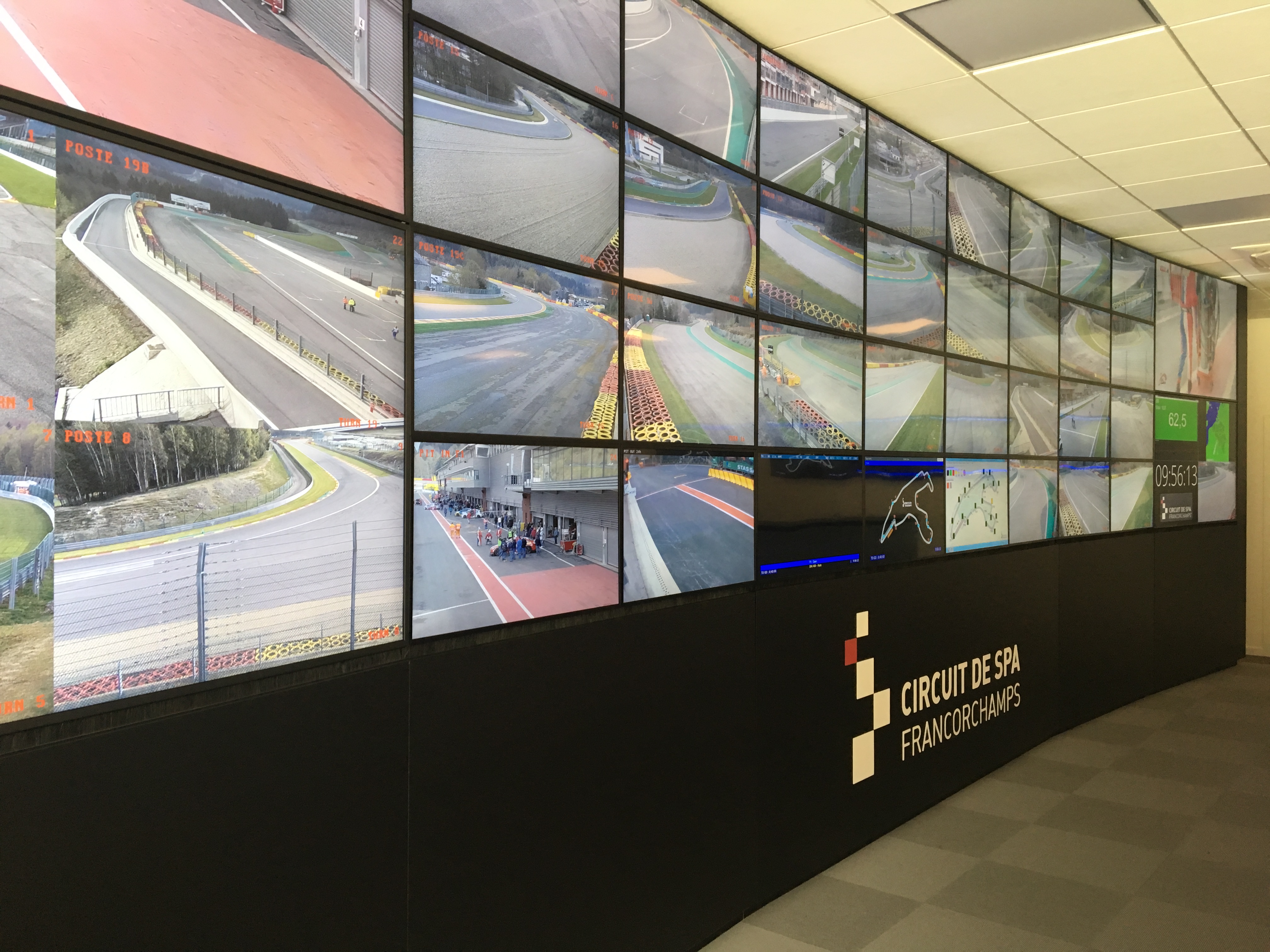 Salle de contrôle avec plusieurs télévisions à Spa-Francorchamps en Wallonie