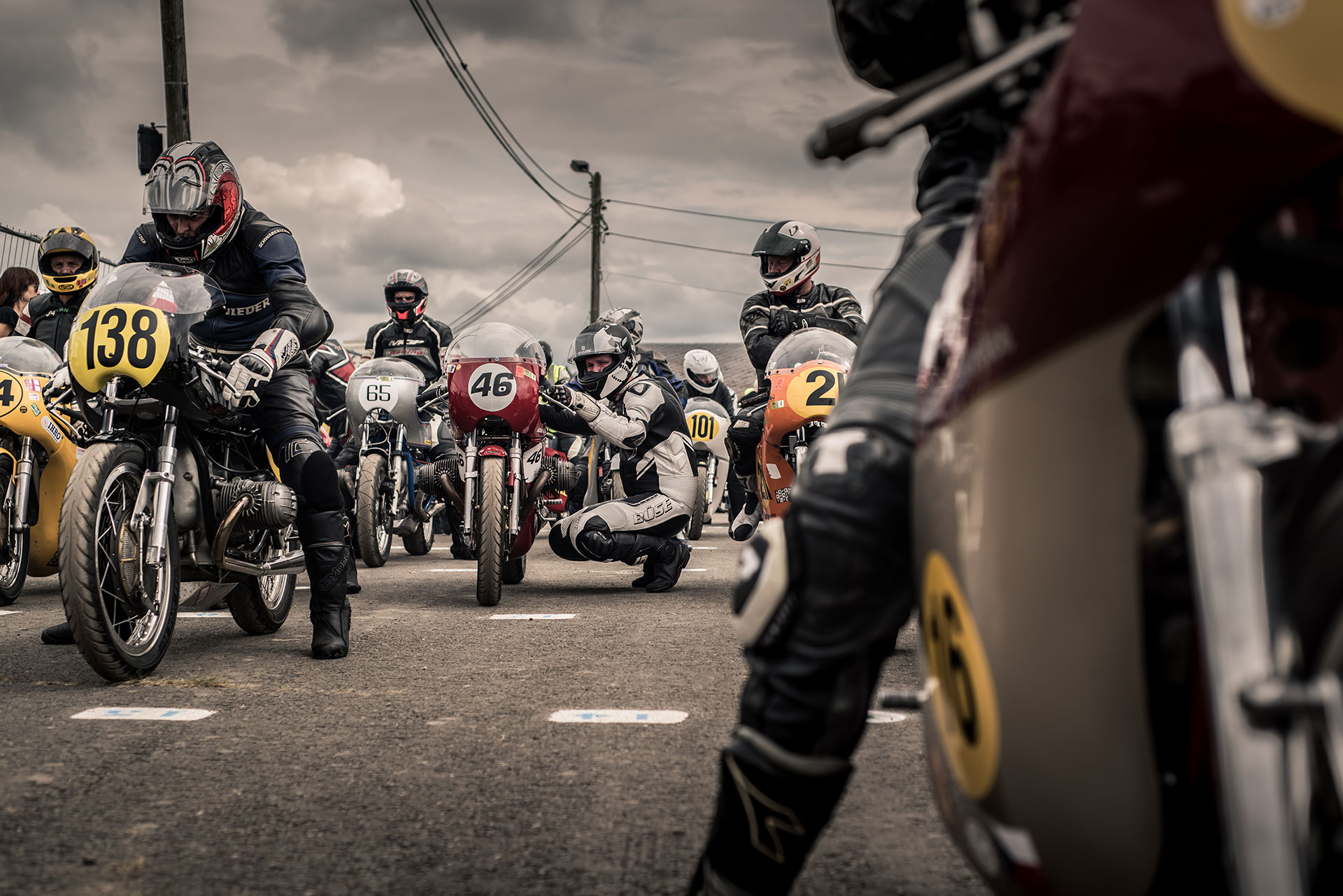 Motos sur la ligne de départ du circuit de Chimay